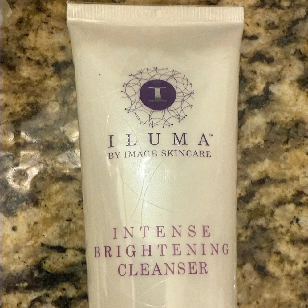 Image Iluma Brightening Exfoliating Cleanser 4 oz - Picture 2 of 4